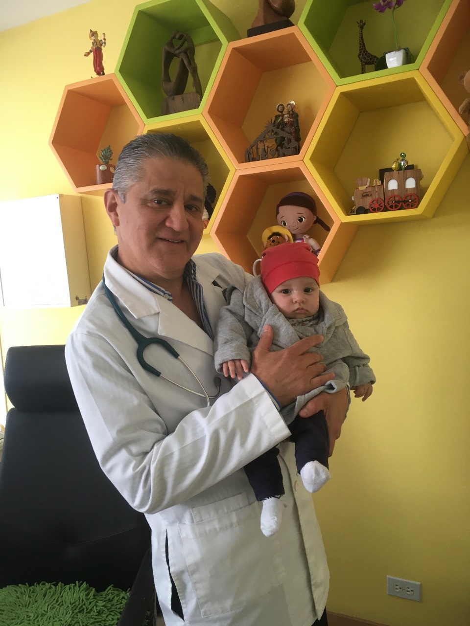 Dr. Eduardo Yépez con un bebé