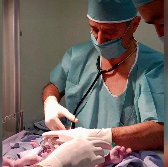 Dr. Eduardo Yépez en cirugía neonatal