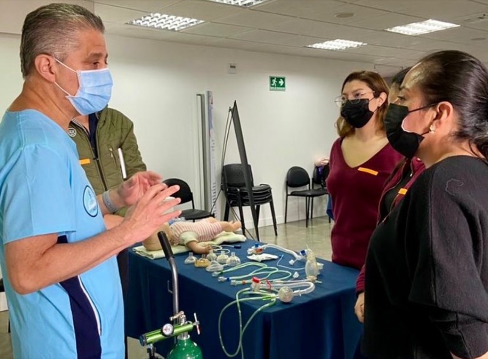 Dr. Yépez enseñando reanimación neonatal